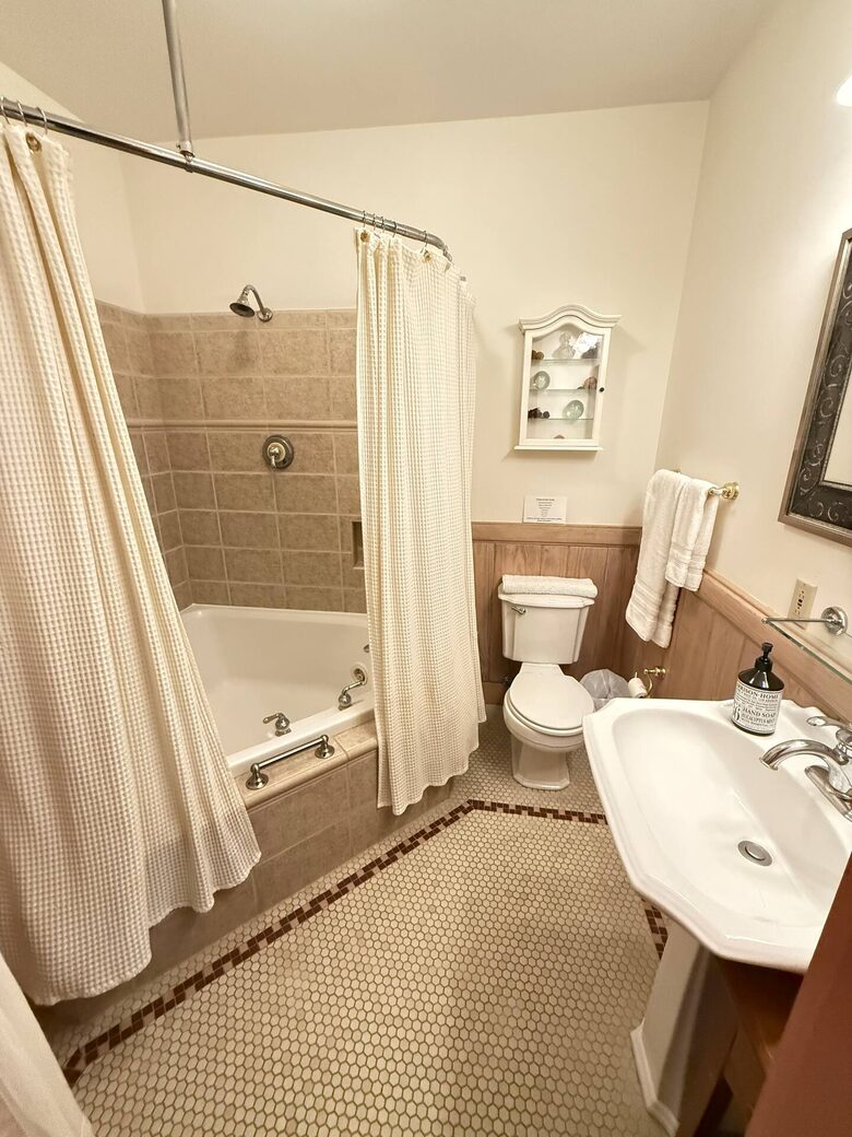 Elegant Country Escape in North Carolina’s Blue Ridge - Weaverville, North Carolina