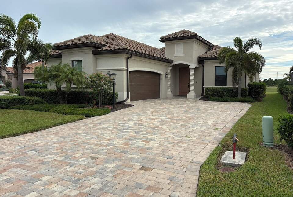 Stylish Lakewood National Home Overlooking the 7th Hole - Bradenton, Florida
