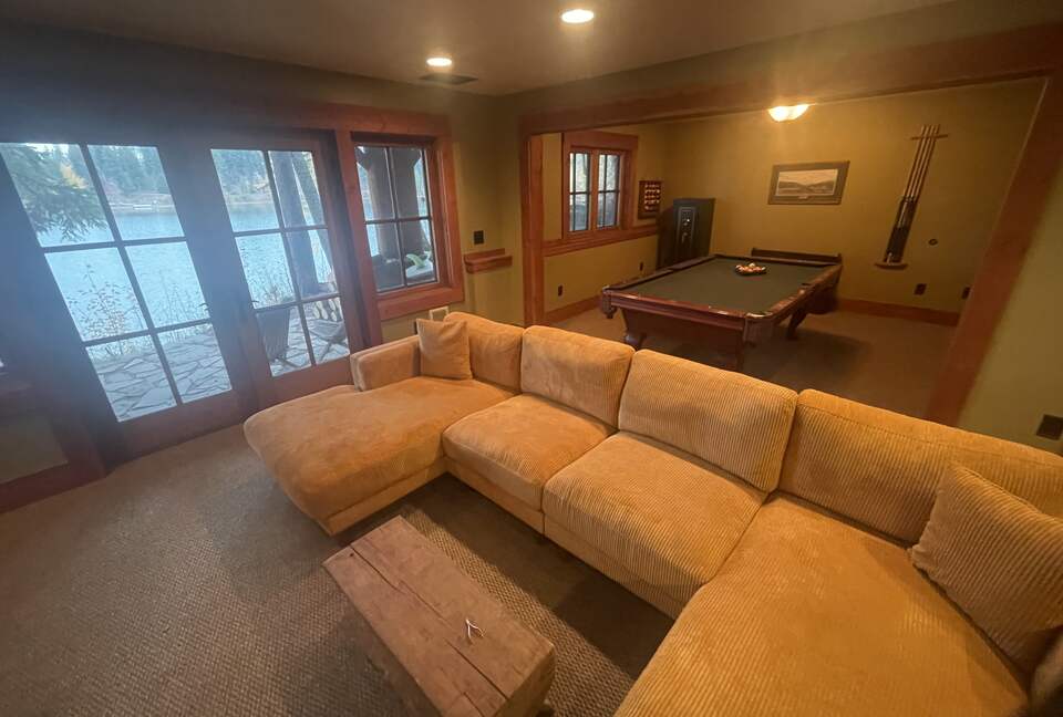 Waterfront Log Home with Mountain Views & Cozy Charm - West Glacier, Montana