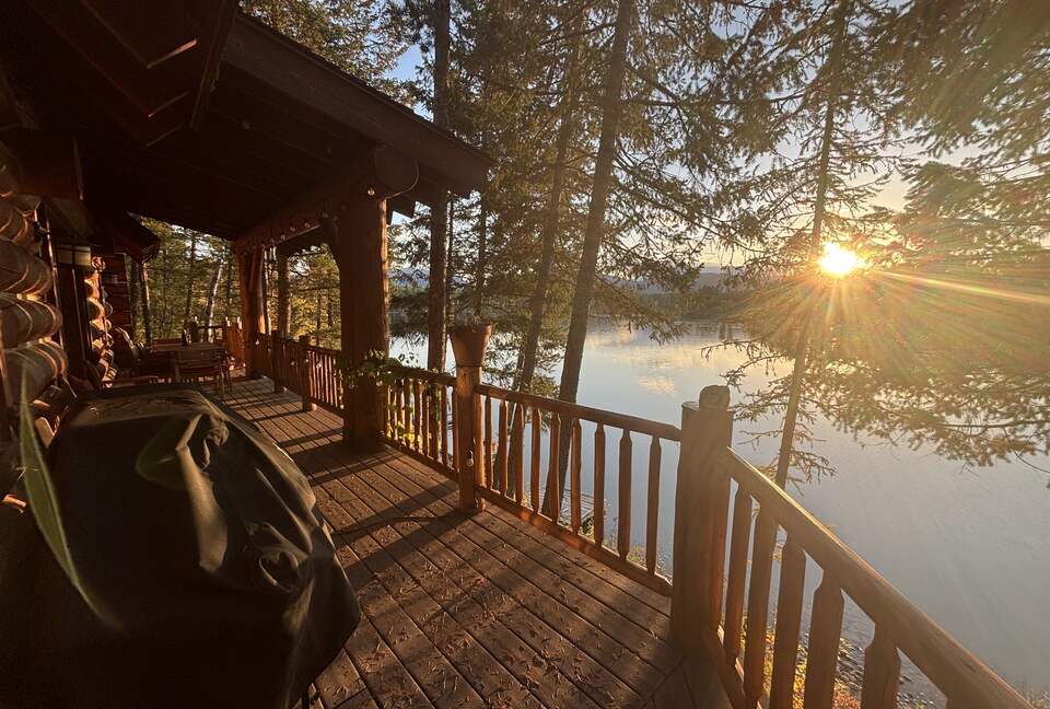 Waterfront Log Home with Mountain Views & Cozy Charm - West Glacier, Montana