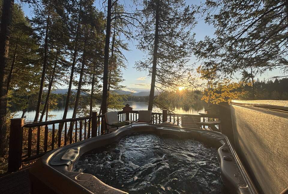 Waterfront Log Home with Mountain Views & Cozy Charm - West Glacier, Montana