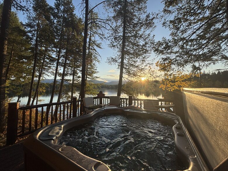 Waterfront Log Home with Mountain Views & Cozy Charm - West Glacier, Montana