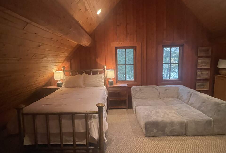 Waterfront Log Home with Mountain Views & Cozy Charm - West Glacier, Montana