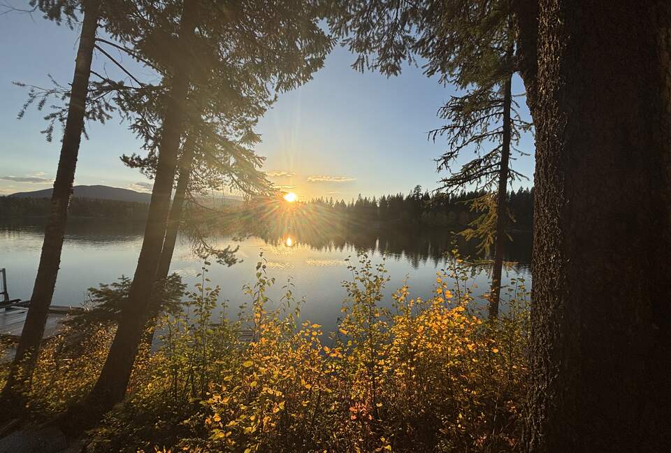 Waterfront Log Home with Mountain Views & Cozy Charm - West Glacier, Montana