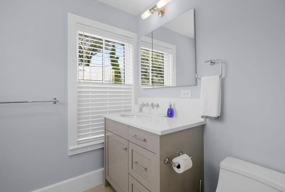 Elegant 5-Bedroom Coastal Haven in the Heart of Chatham - Chatham, Massachusetts