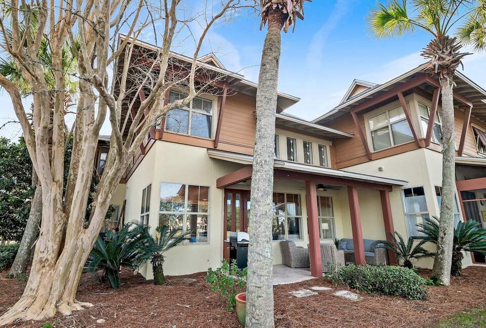 Elegant Coastal Getaway Overlooking Baytowne Golf Course - Miramar Beach, Florida