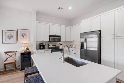 Elegant Coastal Getaway Overlooking Baytowne Golf Course - Miramar Beach, Florida