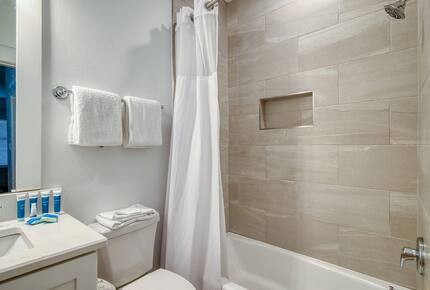 Elegant Coastal Getaway Overlooking Baytowne Golf Course - Miramar Beach, Florida