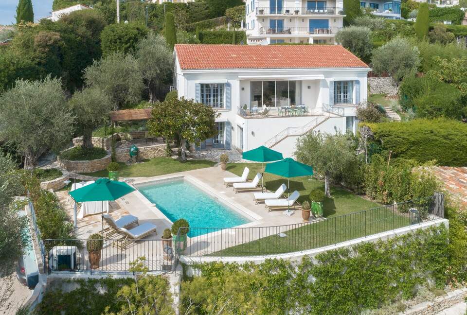 Elegant Mougins Haven Overlooking the Bay of Cannes - Mougins, France