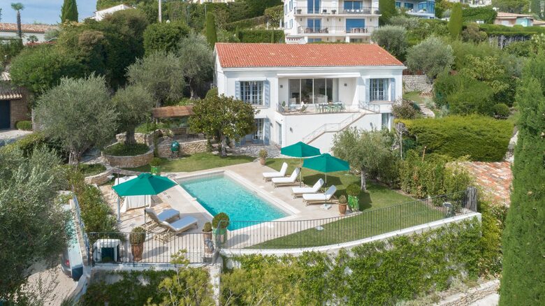 Elegant Mougins Haven Overlooking the Bay of Cannes - Mougins, France