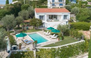 Elegant Mougins Haven Overlooking the Bay of Cannes - Mougins, France