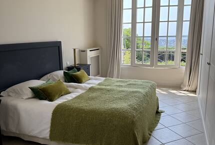 Elegant Mougins Haven Overlooking the Bay of Cannes - Mougins, France