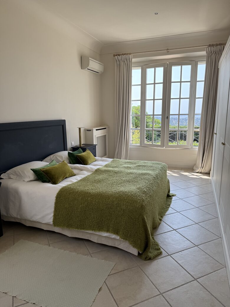 Elegant Mougins Haven Overlooking the Bay of Cannes - Mougins, France