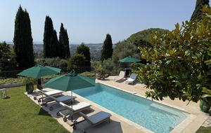 Elegant Mougins Haven Overlooking the Bay of Cannes - Mougins, France