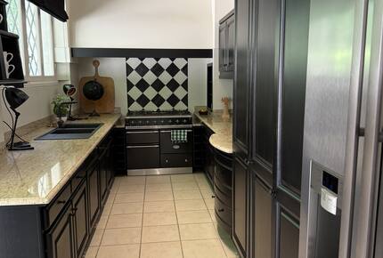 Elegant Mougins Haven Overlooking the Bay of Cannes - Mougins, France