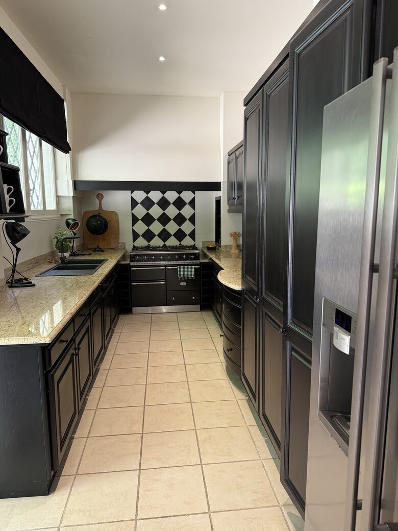 Elegant Mougins Haven Overlooking the Bay of Cannes - Mougins, France