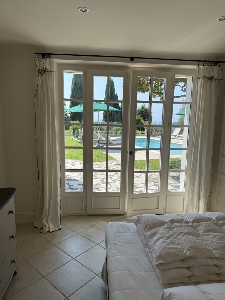 Elegant Mougins Haven Overlooking the Bay of Cannes - Mougins, France