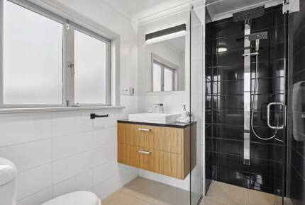 Executive Retreat with 180-degree views - Dunedin, New Zealand