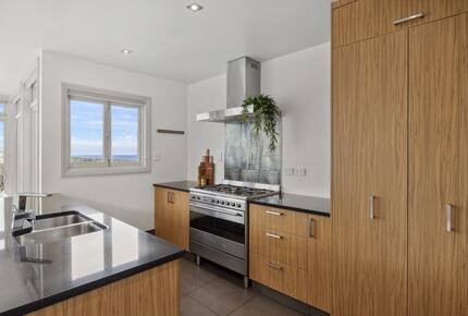 Executive Retreat with 180-degree views - Dunedin, New Zealand