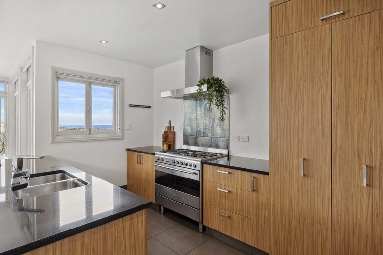 Executive Retreat with 180-degree views - Dunedin, New Zealand