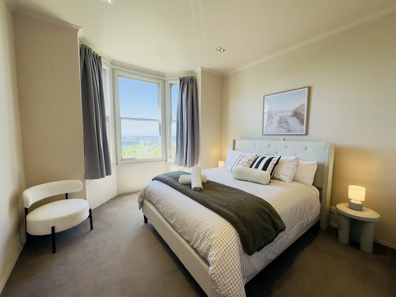 Executive Retreat with 180-degree views - Dunedin, New Zealand