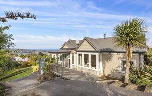 Executive Retreat with 180-degree views - Dunedin, New Zealand