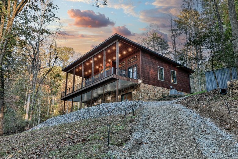 Blue Ridge Hideaway | Creekside Comfort Meets Mountain Adventure - Morganton, Georgia