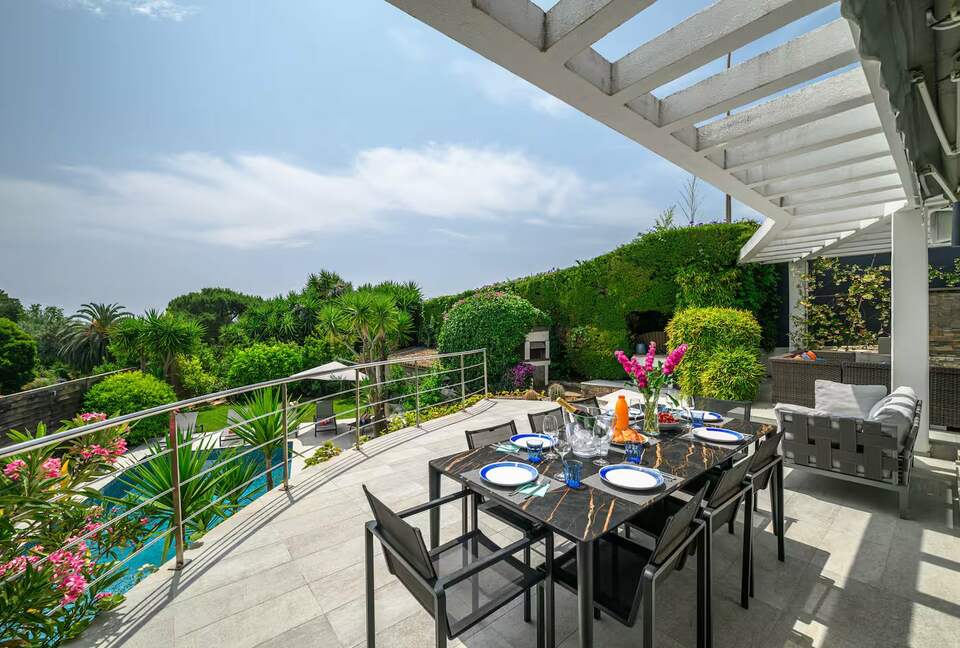 Contemporary Cannes Villa in Croix des Gardes - Cannes, France
