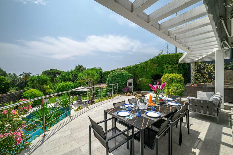 Contemporary Cannes Villa in Croix des Gardes - Cannes, France