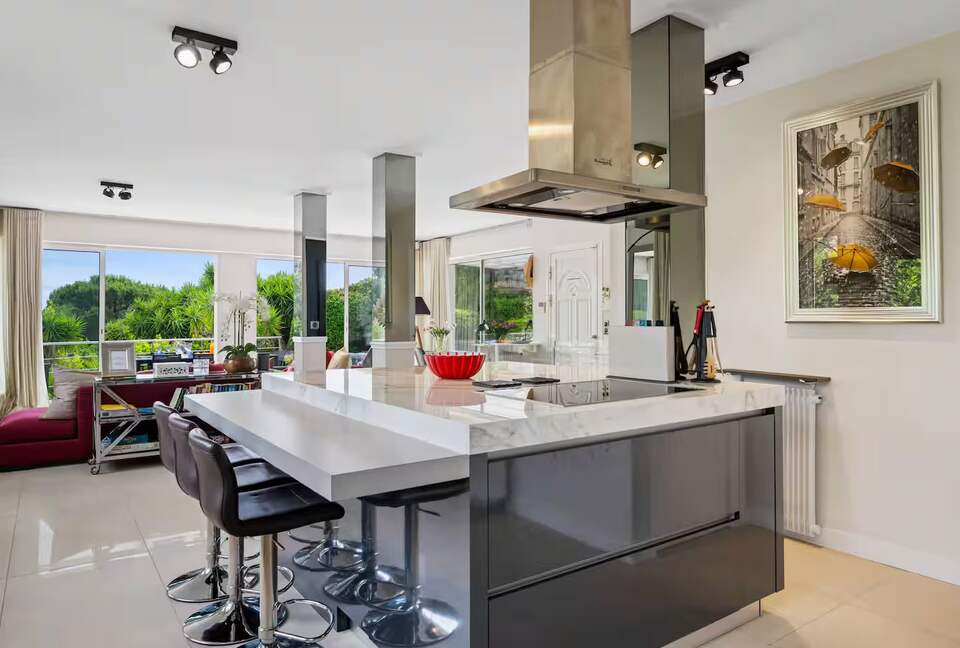 Contemporary Cannes Villa in Croix des Gardes - Cannes, France