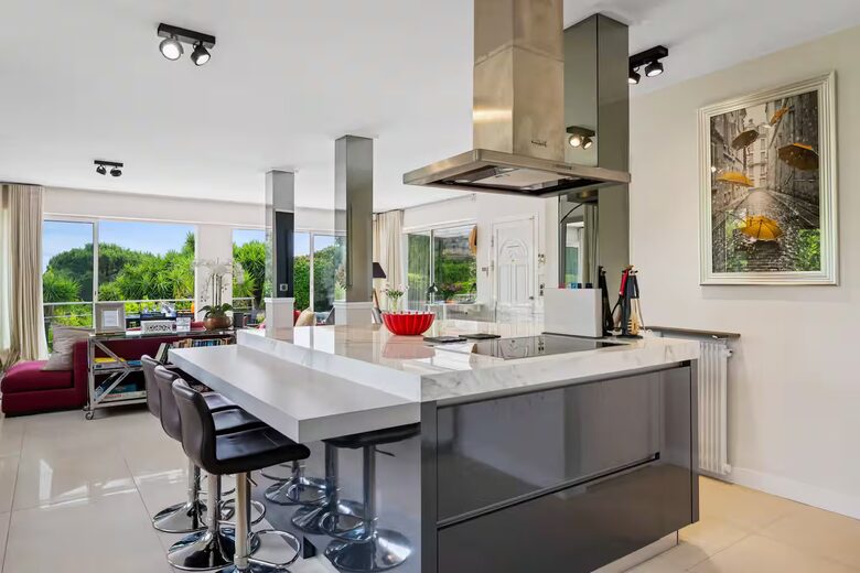 Contemporary Cannes Villa in Croix des Gardes - Cannes, France