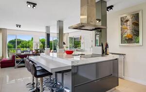 Contemporary Cannes Villa in Croix des Gardes - Cannes, France