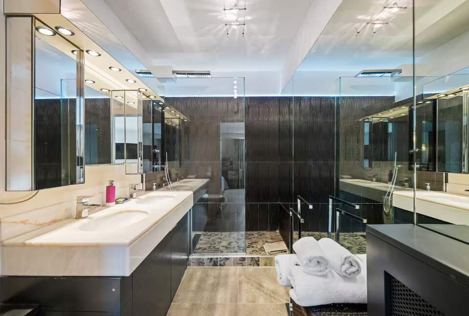 Contemporary Cannes Villa in Croix des Gardes - Cannes, France