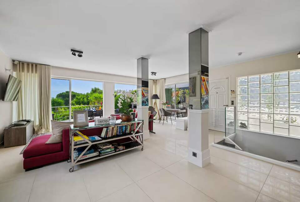 Contemporary Cannes Villa in Croix des Gardes - Cannes, France