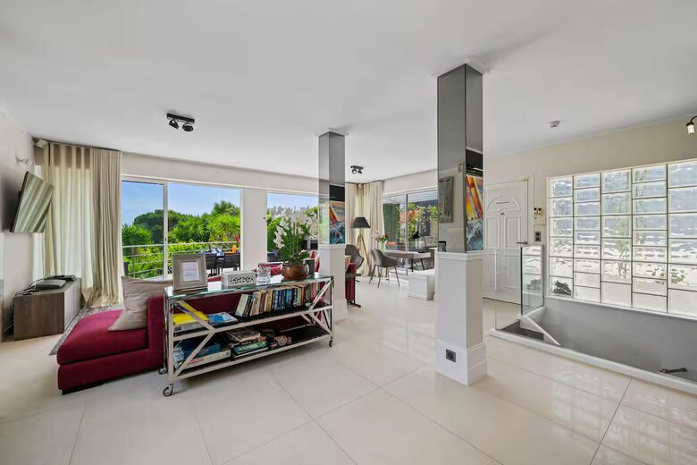 Contemporary Cannes Villa in Croix des Gardes - Cannes, France