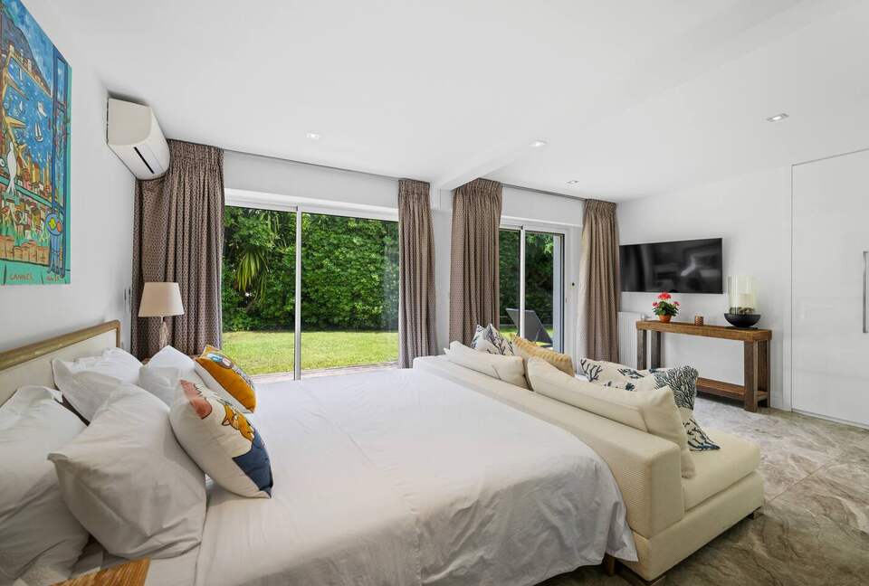 Contemporary Cannes Villa in Croix des Gardes - Cannes, France