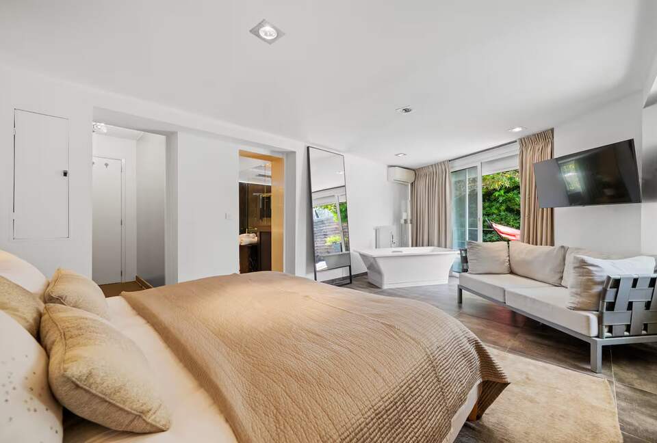 Contemporary Cannes Villa in Croix des Gardes - Cannes, France