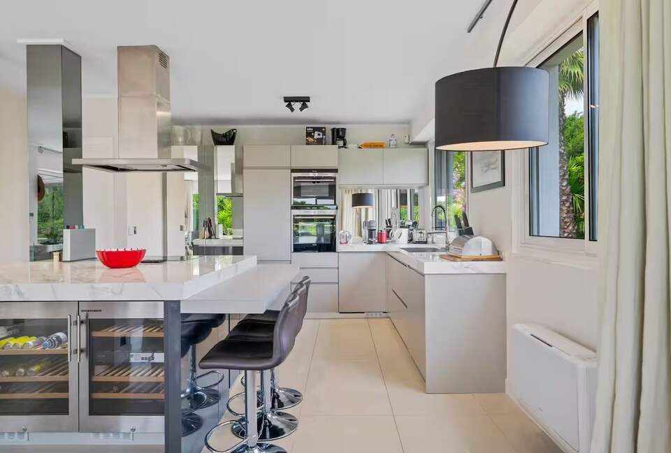 Contemporary Cannes Villa in Croix des Gardes - Cannes, France