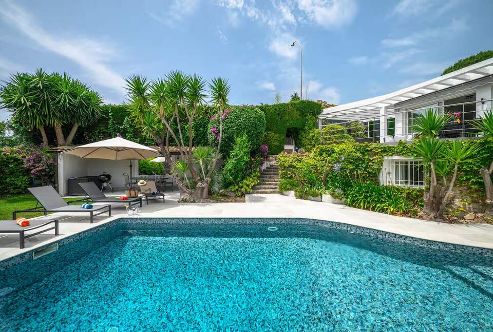 Contemporary Cannes Villa in Croix des Gardes - Cannes, France