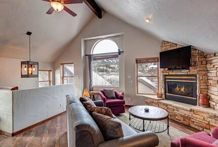 Bright Breckenridge Retreat with Mountain Views - Breckenridge, Colorado
