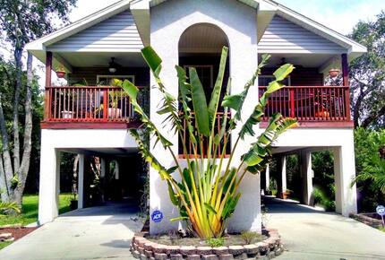 Charming Two-Story Treehouse Near Tampa Bay & Clearwater Beaches - Tampa, Florida
