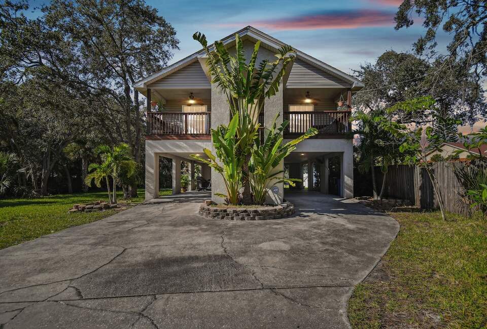 Charming Two-Story Treehouse Near Tampa Bay & Clearwater Beaches - Tampa, Florida