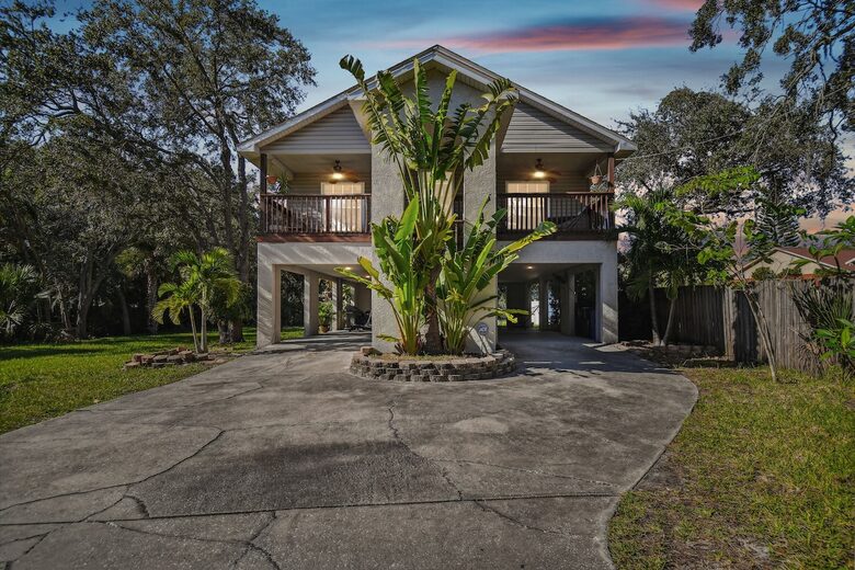 Charming Two-Story Treehouse Near Tampa Bay & Clearwater Beaches - Tampa, Florida