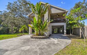 Charming Two-Story Treehouse Near Tampa Bay & Clearwater Beaches - Tampa, Florida