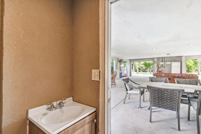 Charming Two-Story Treehouse Near Tampa Bay & Clearwater Beaches - Tampa, Florida