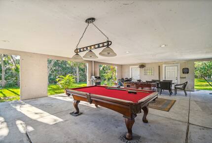 Charming Two-Story Treehouse Near Tampa Bay & Clearwater Beaches - Tampa, Florida