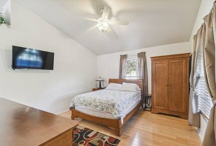 Charming Two-Story Treehouse Near Tampa Bay & Clearwater Beaches - Tampa, Florida