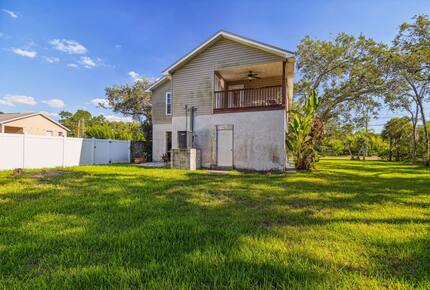Charming Two-Story Treehouse Near Tampa Bay & Clearwater Beaches - Tampa, Florida
