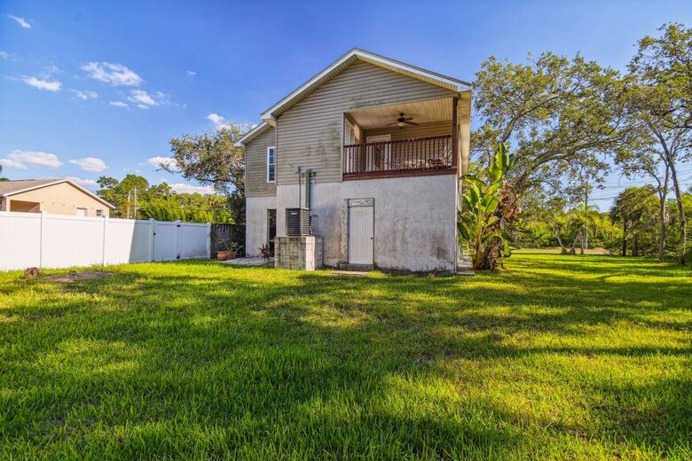 Charming Two-Story Treehouse Near Tampa Bay & Clearwater Beaches - Tampa, Florida
