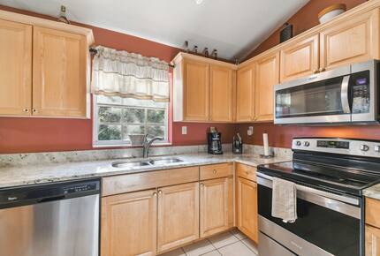 Charming Two-Story Treehouse Near Tampa Bay & Clearwater Beaches - Tampa, Florida